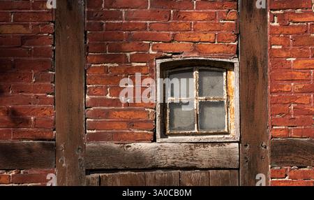 Altes Bauernhoffenster mit Fachwerk Stockfoto