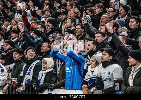 Kopenhagen, Dänemark. Februar 2024. Fans des FC Kopenhagen waren im ersten Legspiel der UEFA Champions League im Achtelfinale zwischen dem FC Kopenhagen und Manchester City in Parken im Einsatz. Endstand: FC Kopenhagen 1-3 Manchester City. (Foto: Kristian Tuxen Ladegaard Berg/SOPA Images/SIPA USA) Credit: SIPA USA/Alamy Live News Stockfoto