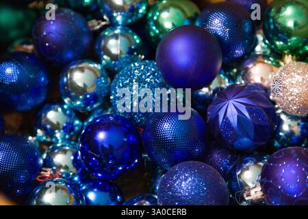 Nahaufnahme farbenfroher Weihnachtsbaumschmuck in Blau-, Grün- und Silbertönen zur Dekoration eines Weihnachtsbaums. Stockfoto