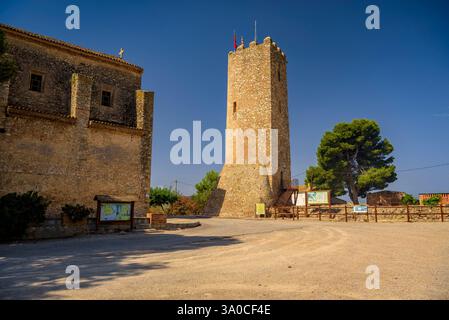 Turm der Burg von L'Aldea, neben der Eremitage von Mare de Déu de l'Aldea, im Ebro-Delta (Tarragona, Katalonien, Spanien) Stockfoto