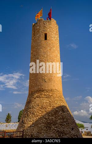 Turm der Burg von L'Aldea, neben der Eremitage von Mare de Déu de l'Aldea, im Ebro-Delta (Tarragona, Katalonien, Spanien) Stockfoto