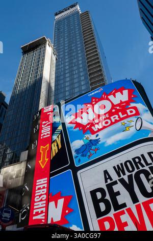 Der Times Square ist mit elektronischen Werbetafeln abgedeckt, 2025, New York City, USA Stockfoto