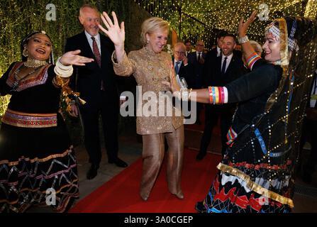Neu-Delhi, Indien. März 2025. Der belgische Botschafter in Indien Didier Vanderhasselt, Prinzessin Astrid von Belgien und der stellvertretende Premierminister und Außenminister Maxime Prevot werden vor dem offiziellen Empfang am zweiten Tag der belgischen Wirtschaftsmission in Indien, Montag, den 3. März 2025, in Neu-Delhi, Indien, von Tänzern begrüßt. Die belgische Wirtschaftsmission in Indien findet vom 1. Bis 8. März 2025 statt. BELGA FOTO BENOIT DOPPAGNE Credit: Belga News Agency/Alamy Live News Stockfoto