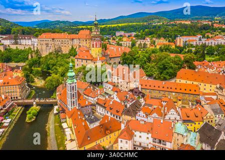 Aus der Vogelperspektive auf die historische Stadt Cesky Krumlov und die gewundene Moldau Stockfoto