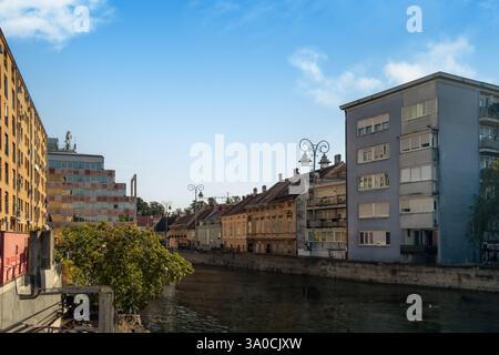 Malerische Aussicht auf die farbenfrohe Landschaft in Karlovac Stadt, Blick auf den Fluss Korana in Kroatien, Europa. Stockfoto