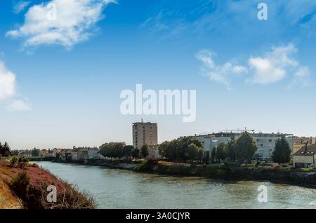 Malerische Aussicht auf die farbenfrohe Landschaft in Karlovac Stadt, Blick auf den Fluss Korana in Kroatien, Europa. Stockfoto