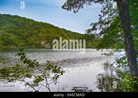 Der Proscansko-See ist einer der größten Seen im Nationalpark Plitvicer Seen in Kroatien Stockfoto
