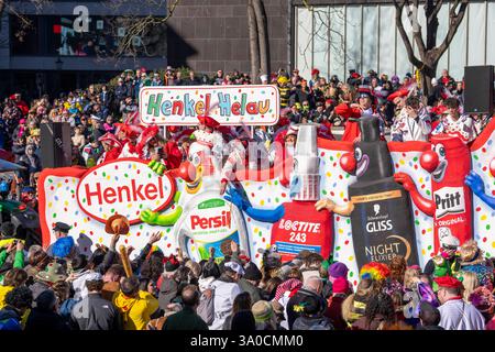 Rosenmontagszug in Düsseldorf, Motowagen beim Umzug, verkleidete Narren beim Strassenkarneval, Werbewagen der Firma Henkel aus Düsseldorf, NRW, Deutschland Rosenmontagszug DUS *** Rosenmontagszug in Düsseldorf, motorisierter Wagen während der Parade, verkleidete Narren beim Straßenkarneval, Werbewagen der Firma Henkel aus Düsseldorf, NRW, Deutschland Rosenmontagszug DUS Stockfoto