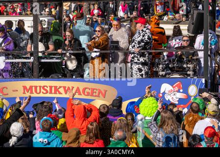 Rosenmontagszug in Düsseldorf, Motowagen beim Umzug, verkleidete Narren beim Strassenkarneval, NRW, Deutschland Rosenmontagszug DUS *** Rosenmontagszug in Düsseldorf, motorisierte Wagen während der Parade, verkleidete Narren beim Straßenkarneval, NRW, Deutschland Rosenmontagszug DUS Stockfoto