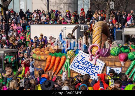 Rosenmontagszug in Düsseldorf, Motowagen beim Umzug, verkleidete Narren beim Strassenkarneval, NRW, Deutschland Rosenmontagszug DUS *** Rosenmontagszug in Düsseldorf, motorisierte Wagen während der Parade, verkleidete Narren beim Straßenkarneval, NRW, Deutschland Rosenmontagszug DUS Stockfoto