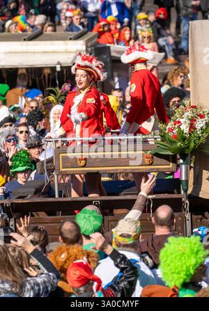 Rosenmontagszug in Düsseldorf, Motowagen beim Umzug, verkleidete Narren beim Strassenkarneval, NRW, Deutschland Rosenmontagszug DUS *** Rosenmontagszug in Düsseldorf, motorisierte Wagen während der Parade, verkleidete Narren beim Straßenkarneval, NRW, Deutschland Rosenmontagszug DUS Stockfoto