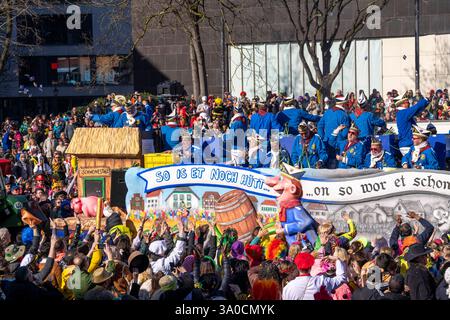 Rosenmontagszug in Düsseldorf, Motowagen beim Umzug, verkleidete Narren beim Strassenkarneval, NRW, Deutschland Rosenmontagszug DUS *** Rosenmontagszug in Düsseldorf, motorisierte Wagen während der Parade, verkleidete Narren beim Straßenkarneval, NRW, Deutschland Rosenmontagszug DUS Stockfoto