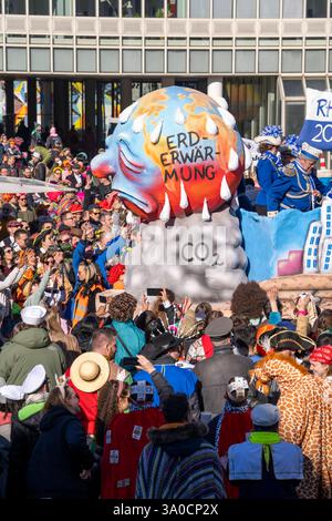 Rosenmontagszug in Düsseldorf, Motowagen beim Umzug, verkleidete Narren beim Strassenkarneval, NRW, Deutschland Rosenmontagszug DUS *** Rosenmontagszug in Düsseldorf, motorisierte Wagen während der Parade, verkleidete Narren beim Straßenkarneval, NRW, Deutschland Rosenmontagszug DUS Stockfoto