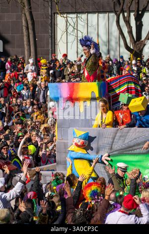 Rosenmontagszug in Düsseldorf, Motowagen beim Umzug, verkleidete Narren beim Strassenkarneval, NRW, Deutschland Rosenmontagszug DUS *** Rosenmontagszug in Düsseldorf, motorisierte Wagen während der Parade, verkleidete Narren beim Straßenkarneval, NRW, Deutschland Rosenmontagszug DUS Stockfoto
