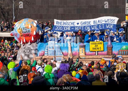 Rosenmontagszug in Düsseldorf, Motowagen beim Umzug, verkleidete Narren beim Strassenkarneval, NRW, Deutschland Rosenmontagszug DUS *** Rosenmontagszug in Düsseldorf, motorisierte Wagen während der Parade, verkleidete Narren beim Straßenkarneval, NRW, Deutschland Rosenmontagszug DUS Stockfoto