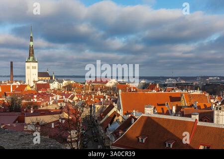 Altes Tallinn von der Aussichtsplattform Kohtuotsa aus gesehen. Stockfoto