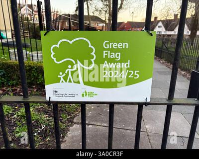 London, Großbritannien - 02. März 2025: Green Flag Award 2024/25, das Sauberkeit und Qualität fördert, am Parkzaun befestigt. Stockfoto