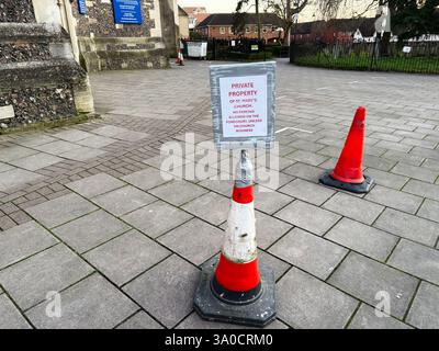 London, Großbritannien - 02. März 2025: Ein Warnschild auf einem Kirchenpflaster mit Verkehrskegeln, das auf eingeschränkte Nutzung hinweist. Stockfoto