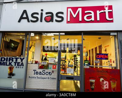 London, Großbritannien - 2. März 2025: Modernes Schaufenster mit Bubble Tea and Cake Asias Mart Shop mit hellen Innenräumen und großen Schildern Stockfoto