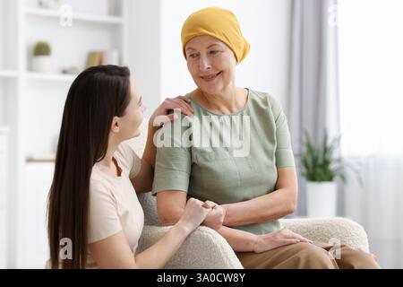 Frau mit Krebs und ihre Tochter zu Hause Stockfoto