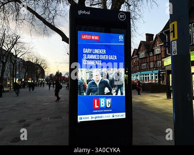 London, UK - 02. März 2025: London Broadcasting Company. Gary Lineker hat wegen Gasa-Kommentaren zugeschlagen. Blick auf die Straße mit digitaler Werbetafel. Stockfoto