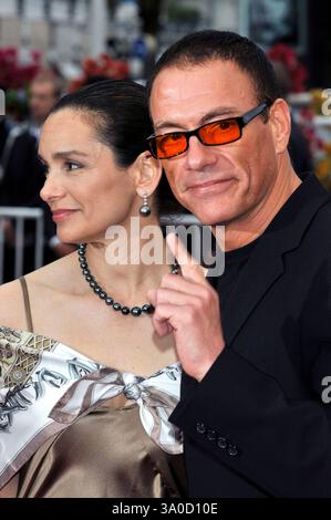 GLADYS PORTUGUES, JEAN-CLAUDE VAN DAMME. Teilnahme an der Vorführung von „You will Meet a Tall Dark Stranger“, die außerhalb des Wettbewerbs auf dem 63. Filmfestival in Cannes, Frankreich, vorgestellt wurde, 15. Mai 2010. Premiere Portrait Kopfschuss-Profil Paar verheirateter Ehemann Ehefrau getönte orange Gläser Hand Finger Silber Schwarz Anzug Halskette grau grau Perlen .CAP/PL.©Phil Loftus/Capital Pictures. Stockfoto