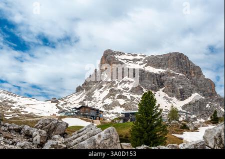 Berggipfel rund um Cinque Torri in den Dolomiten (Dolomiten, Dolomiten), Italien. Majestätische Gipfel, teilweise bedeckt mit Nebel und Wolken, mit üppigen für Stockfoto