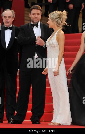 RUSSELL CROWE & DANIELLE SPENCER . Bei der Eröffnungszeremonie und der Vorführung von 'Robin Hood', die auf dem 63. Filmfestival in Cannes, Frankreich, vorgestellt wurde, 12. Mai 2010..Arrivals in voller Länge schwarzes Smoking Tux Fliege weißes Kleid lang Maxi Ehemann Ehefrau Ehepaar verheiratet Neckholder .CAP/PL.©Phil Loftus/Capital Pictures. Stockfoto