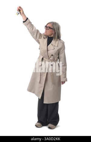 Frau, die Metallfederklemme auf weißem Hintergrund hält Stockfoto