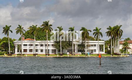 Fort Lauderdale, Florida, USA - 2. Dezember 2023: Luxuriöses Haus mit angelegtem Garten an der Uferpromenade in Fort Lauderdale. Stockfoto