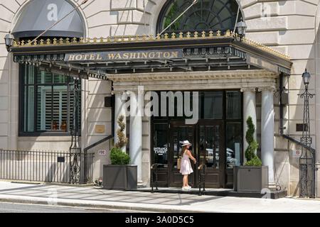 Washington DC, USA - 30. April 2024: Person, die das Hotel Washington in der Innenstadt von Washington DC betritt. Stockfoto