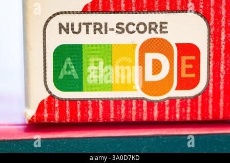 Detaillierte Abbildung eines Nutri-Score-Etiketts (D), das auf einer Verpackung eine mittelschwere bis niedrige Nährstoffqualität anzeigt Stockfoto