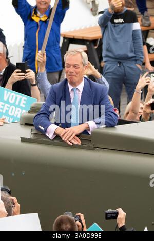Clacton, Essex, UK. 3. Juli 2024. Nigel Farage kommt in einem Armeejeep nach Clacton, Essex UK. Creditt: David Johnson/Alamy Live News Stockfoto