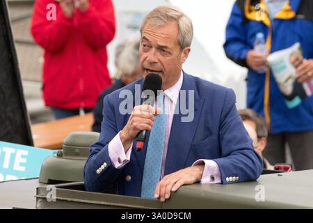 Clacton, Essex, UK. 3. Juli 2024. Nigel Farage kommt in einem Armeejeep nach Clacton, Essex UK. Creditt: David Johnson/Alamy Live News Stockfoto