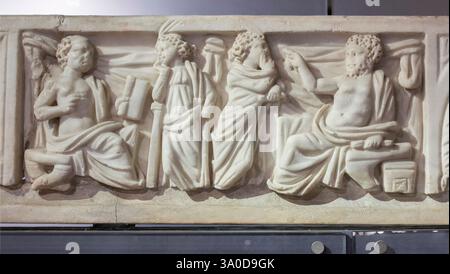 Lissabon, Portugal - 1. März 2020: Schriftsteller und Musen römischer Fries. N.A.Museum, Lissabon, Portugal Stockfoto