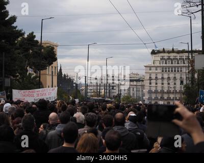 Athen, Griechenland - 28. Februar 2025: Eine große Menschenmenge versammelte sich, um gegen den Zugunglück Tempi im Stadtzentrum von Athen zu protestieren Stockfoto