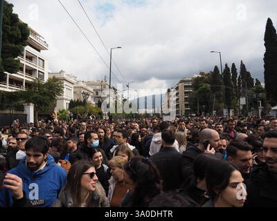 Athen, Griechenland - 28. Februar 2025: Eine große Menge Demonstranten versammelte sich, um gegen den Zugunglück in Tempi zu protestieren Stockfoto