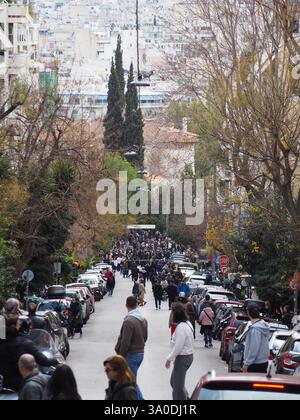 Athen, Griechenland - 28. Februar 2025: Blick aus der Vogelperspektive auf Kolonaki mit Bäumen und Gebäuden in einer städtischen Umgebung. Protest wegen Tempi-Zugunglück Stockfoto