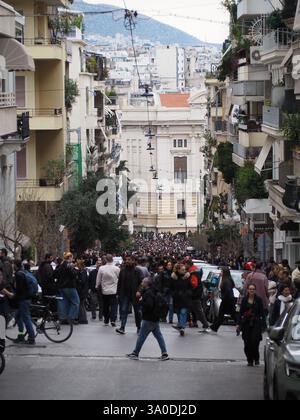 Athen, Griechenland - 28. Februar 2025: Aus der Vogelperspektive auf eine überfüllte enge Straße in Kolonaki in Athen. Protest wegen Tempi-Zugunglück Stockfoto