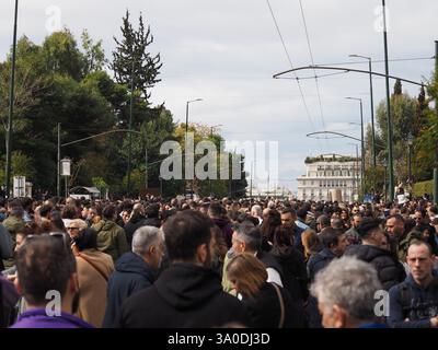 Athen, Griechenland - 28. Februar 2025: Eine große Menschenmenge versammelte sich, um gegen den Zugunglück in Tempi zu protestieren Stockfoto