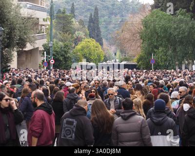 Athen, Griechenland - 28. Februar 2025: Eine große Menschenmenge protestiert gegen einen Zugunglück in Tempi. Der Polizeibus blockiert die Straße im Hintergrund Stockfoto