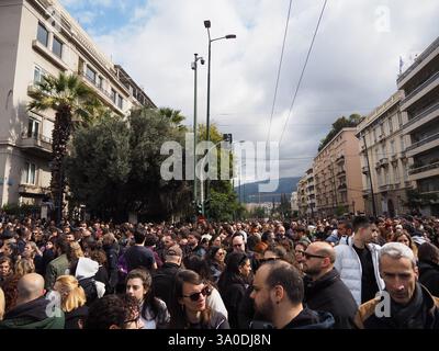 Athen, Griechenland - 28. Februar 2025: Eine große Menge von Demonstranten füllte eine Straße im Stadtzentrum von Athen wegen eines Zugunglücks in Tempi Stockfoto