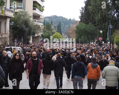Athen, Griechenland - 28. Februar 2025: Eine große Menschenmenge protestiert gegen einen Zugunglück in Tempi. Der Polizeibus blockiert die Straße im Hintergrund Stockfoto
