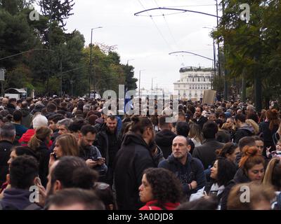 Athen, Griechenland - 28. Februar 2025: Große Menschenmenge protestierte gegen den Zugunglück von Tempi in den Straßen von Athen Stockfoto