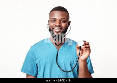 Fröhlicher afrikanischer Arzt bereit, den Patienten zu untersuchen Stockfoto