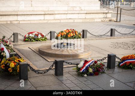 Die Flamme des unbekannten Soldaten unter den Bögen des Arc de Triomphe in Paris - 2 - Paris, Frankreich Stockfoto