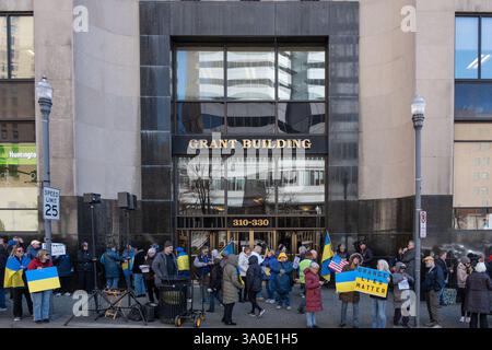 Pittsburgh, Pennsylvania, USA. März 2025. Demonstranten versammelten sich am Montag in der Grant Street vor dem Büro von Senator David McCormick in Pittsburgh, um ihre Unterstützung für die Ukraine und ihren Präsidenten Zelensky zu zeigen. Quelle: Heather Mull/ZUMA Press Wire/ZUMA Wire/Alamy Live News Stockfoto