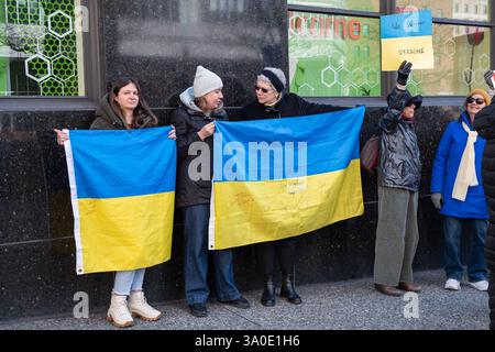Pittsburgh, Pennsylvania, USA. März 2025. Demonstranten versammelten sich am Montag in der Grant Street vor dem Büro von Senator David McCormick in Pittsburgh, um ihre Unterstützung für die Ukraine und ihren Präsidenten Zelensky zu zeigen. Quelle: Heather Mull/ZUMA Press Wire/ZUMA Wire/Alamy Live News Stockfoto