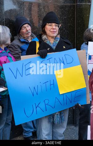 Pittsburgh, Pennsylvania, USA. März 2025. Demonstranten versammelten sich am Montag in der Grant Street vor dem Büro von Senator David McCormick in Pittsburgh, um ihre Unterstützung für die Ukraine und ihren Präsidenten Zelensky zu zeigen. Quelle: Heather Mull/ZUMA Press Wire/ZUMA Wire/Alamy Live News Stockfoto