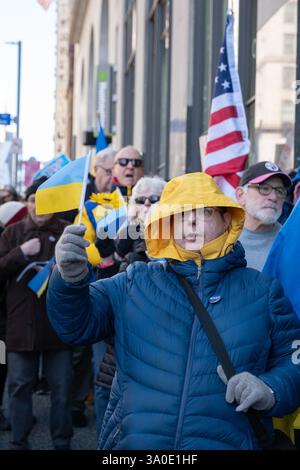 Pittsburgh, Pennsylvania, USA. März 2025. Demonstranten versammelten sich am Montag in der Grant Street vor dem Büro von Senator David McCormick in Pittsburgh, um ihre Unterstützung für die Ukraine und ihren Präsidenten Zelensky zu zeigen. Quelle: Heather Mull/ZUMA Press Wire/ZUMA Wire/Alamy Live News Stockfoto